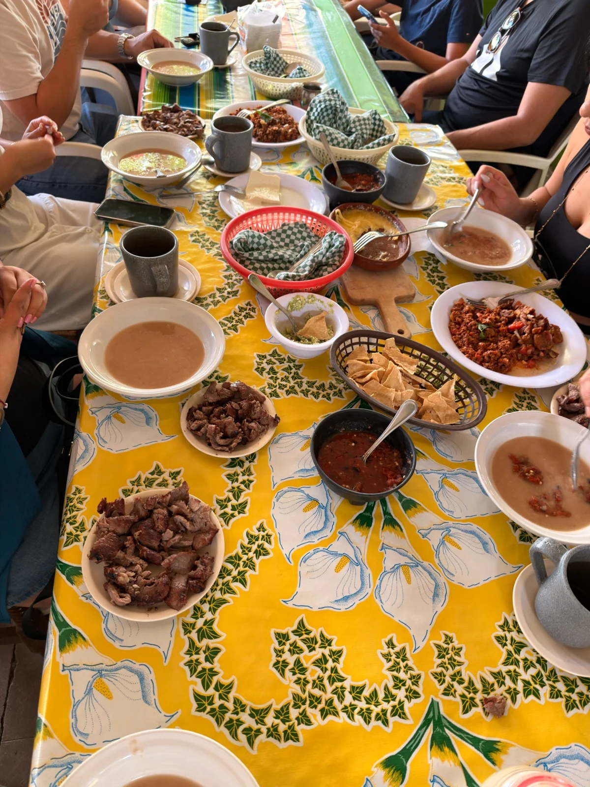 Una mesa compartida en La Curva con platillos y acompañamientos